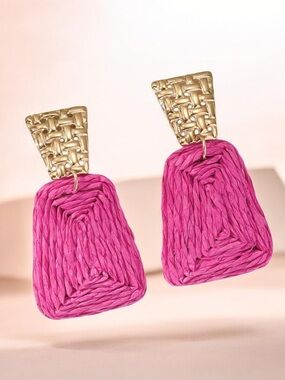🔥🔥🆕Handcrafted Hot Pink Woven Drop Raffia Earrings with Gold Accent